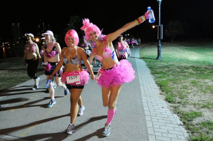 Miles de mujeres y hombres corrieron en sostén durante primer maratón nocturno de Nueva York “The MoonWalk” en apoyo a víctimas de cáncer.