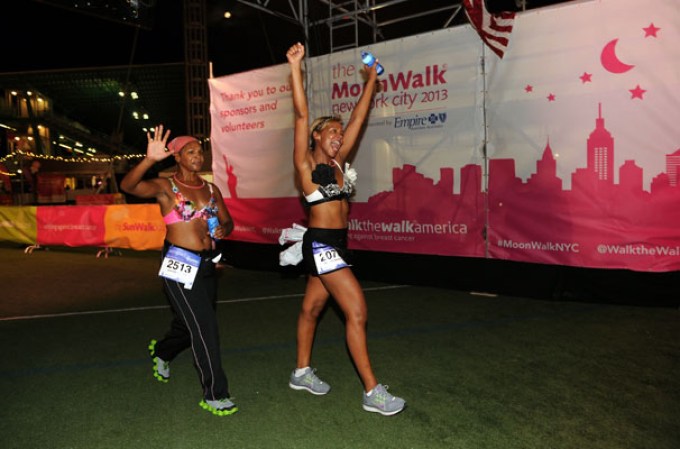 Miles de mujeres y hombres corrieron en sostén durante primer maratón nocturno de Nueva York “The MoonWalk” en apoyo a víctimas de cáncer.
