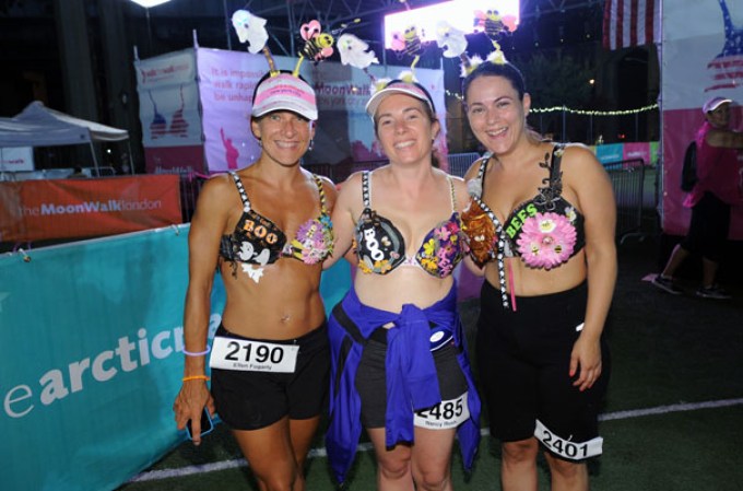 Miles de mujeres y hombres corrieron en sostén durante primer maratón nocturno de Nueva York “The MoonWalk” en apoyo a víctimas de cáncer.