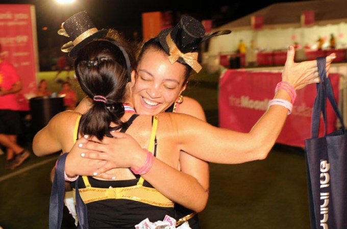 Miles de mujeres y hombres corrieron en sostén durante primer maratón nocturno de Nueva York “The MoonWalk” en apoyo a víctimas de cáncer.