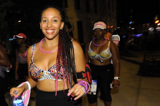 Miles de mujeres y hombres corrieron en sostén durante primer maratón nocturno de Nueva York “The MoonWalk” en apoyo a víctimas de cáncer.