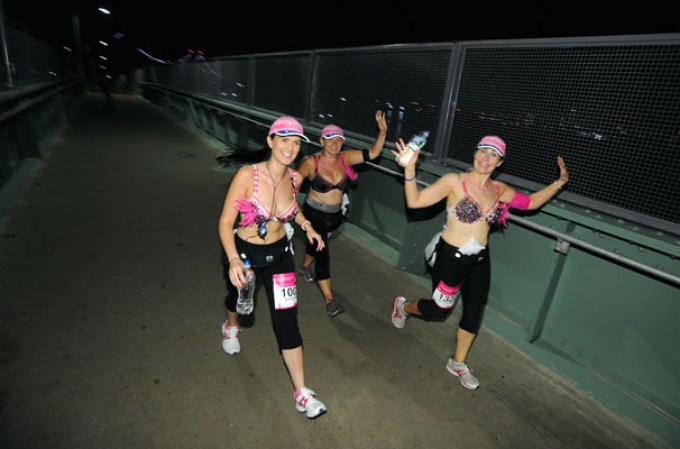 Miles de mujeres y hombres corrieron en sostén durante primer maratón nocturno de Nueva York “The MoonWalk” en apoyo a víctimas de cáncer.