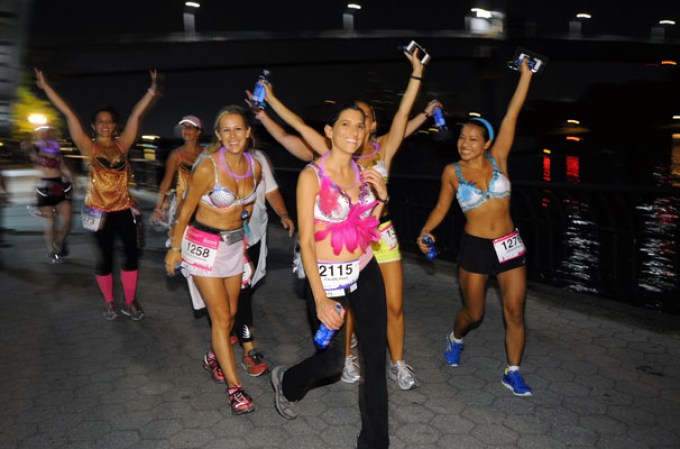Miles de mujeres y hombres corrieron en sostén durante primer maratón nocturno de Nueva York “The MoonWalk” en apoyo a víctimas de cáncer.
