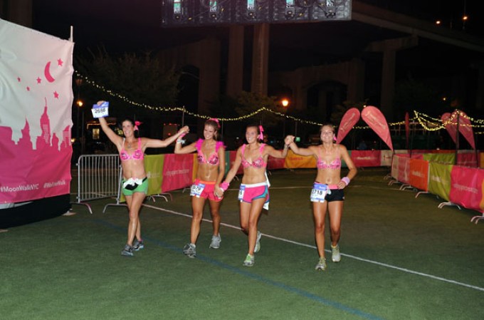 Miles de mujeres y hombres corrieron en sostén durante primer maratón nocturno de Nueva York “The MoonWalk” en apoyo a víctimas de cáncer.