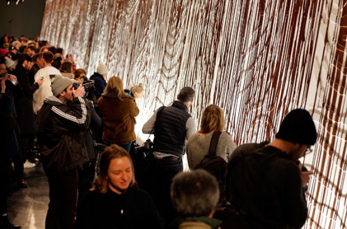 Las prendas y los nuevos vestuarios no fueron las únicas facetas que deslumbraron durante la ceremonia de apertura en Nueva York, sino este muro de puro chocolate.