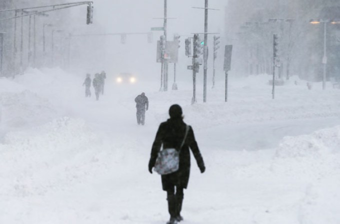 Efectos de una poderosa tormenta en el área tri-estatal de Nueva York, que dejó a su paso más de un pie de nieve.