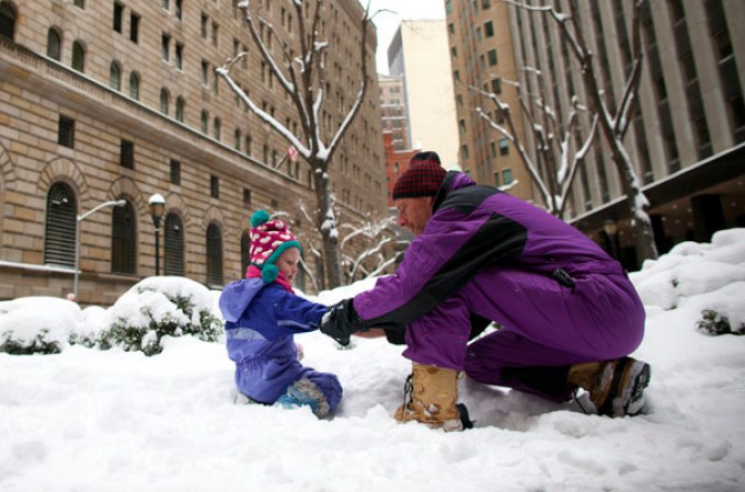 Efectos de una poderosa tormenta en el área tri-estatal de Nueva York, que dejó a su paso más de un pie de nieve.