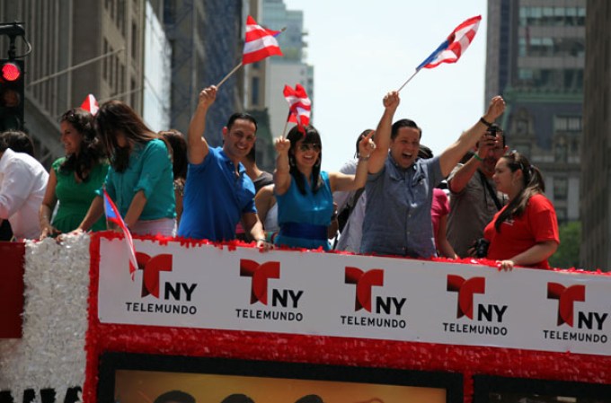 Miles de boricuas acapararon las calles de la Quinta Avenida de Nueva York, donde celebraron unidos y por todo lo alto el orgullo puertorriqueño.