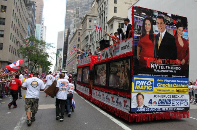 Miles de boricuas acapararon las calles de la Quinta Avenida de Nueva York, donde celebraron unidos y por todo lo alto el orgullo puertorriqueño.