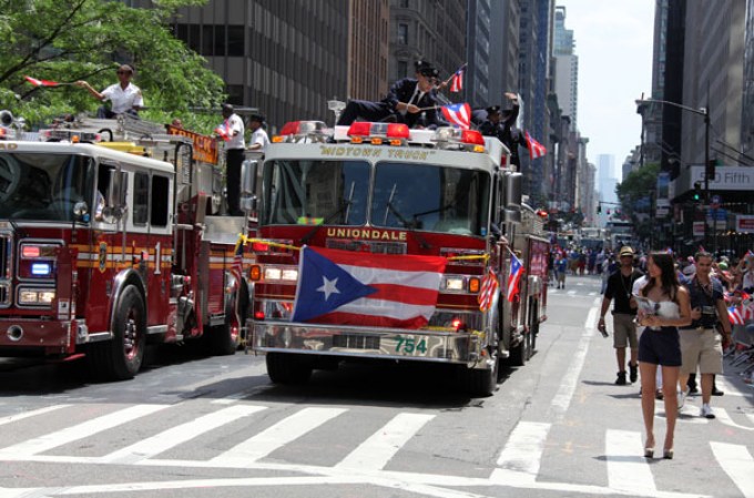 Miles de boricuas acapararon las calles de la Quinta Avenida de Nueva York, donde celebraron unidos y por todo lo alto el orgullo puertorriqueño.