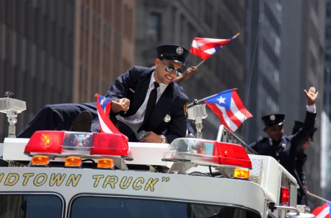 Miles de boricuas acapararon las calles de la Quinta Avenida de Nueva York, donde celebraron unidos y por todo lo alto el orgullo puertorriqueño.