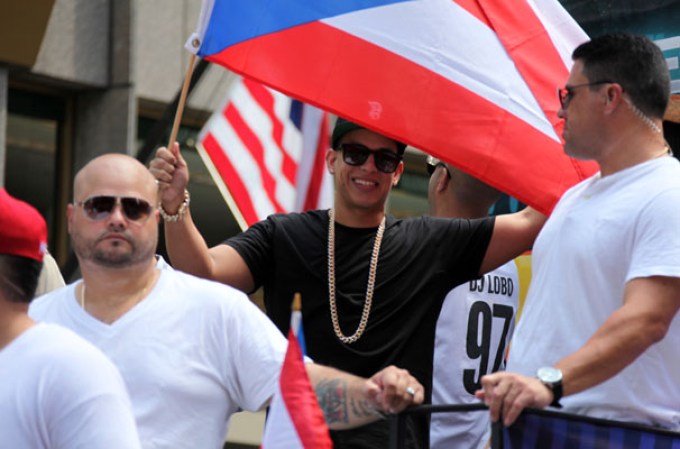Miles de boricuas acapararon las calles de la Quinta Avenida de Nueva York, donde celebraron unidos y por todo lo alto el orgullo puertorriqueño.