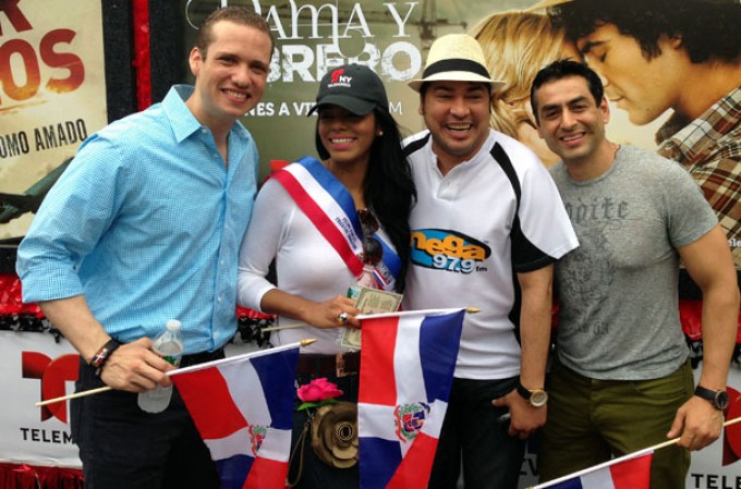 Miles de dominicanos se congregaron para celebrar por todo lo alto el Desfile Dominicano de El Bronx 2013 en la ciudad de Nueva York.