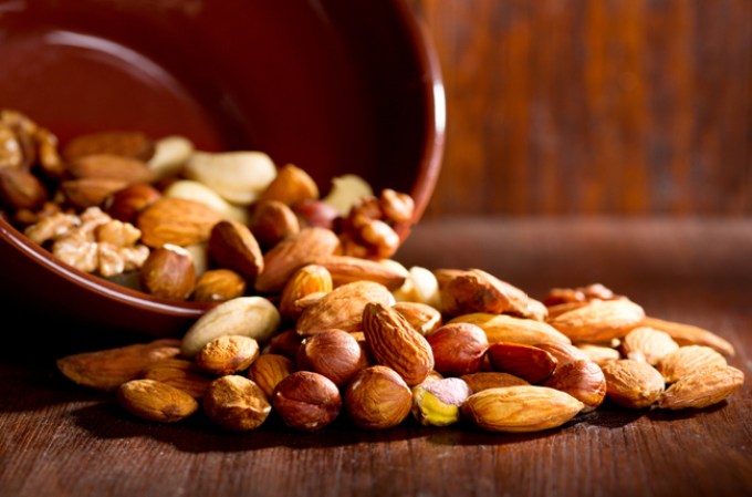 Nueces. Las nueces son saludables, contienen antioxidantes, grasas naturales y son una buena fuente de proteínas. Sin embargo, no podemos abusar de ellas por su alto contenido en calorías. Todo exceso es vicioso.