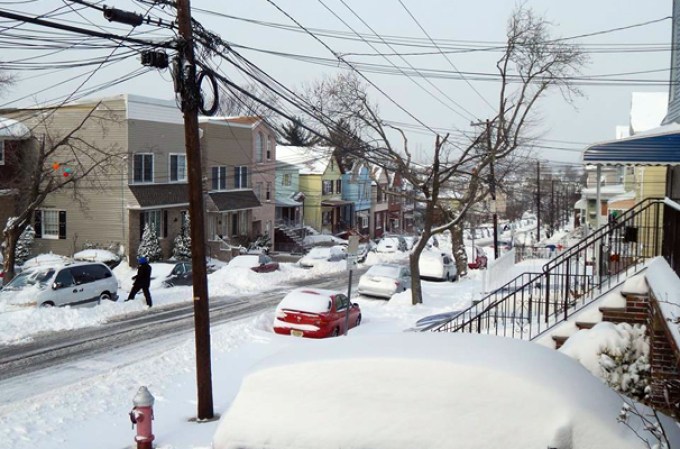 Una poderosa tormenta de nieve azota al área tri estatal de Nueva York.