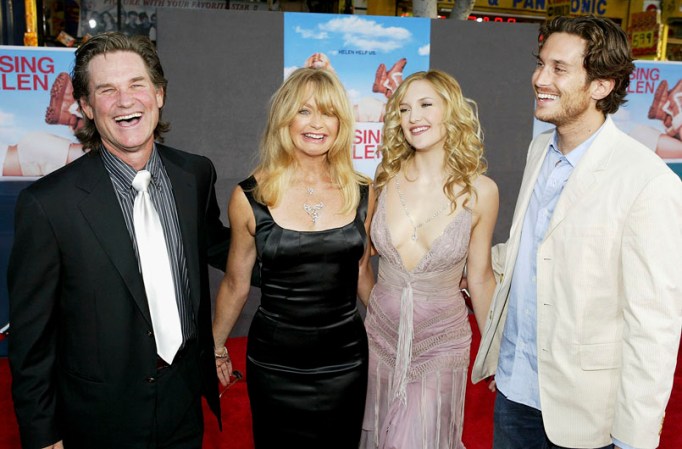 La comediante Goldie Hawn comparte con sus hijos, los actores Kate y Oliver Hudson, a quienes tuvo con su ex esposo Bill Hudson. En la foto aparece acompañada de su compañero Kurt Russell (izquierda).