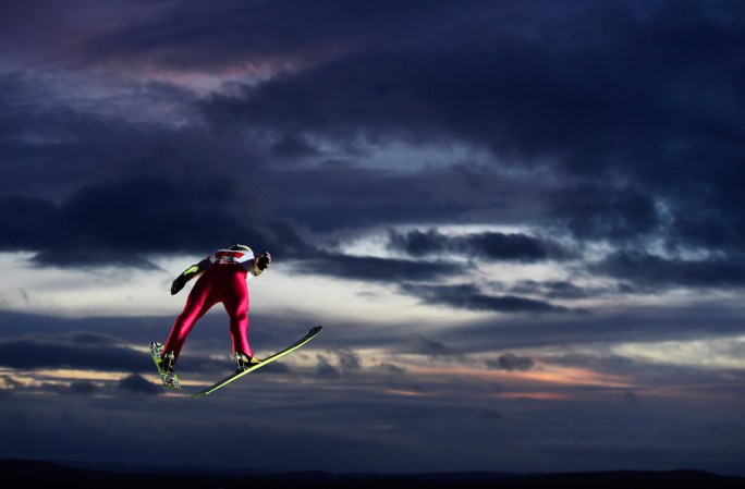 FALUN, SWEDEN: Piotr Zyla de Poland durante el Men's Team HS134 Large Hill Ski Jumping del FIS Nordic World Ski Championships.