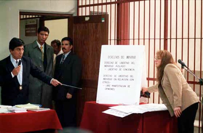 Lori Berenson y su abogado señalan un cartel en Junio 11, 2001 durante su juicio en Lima.