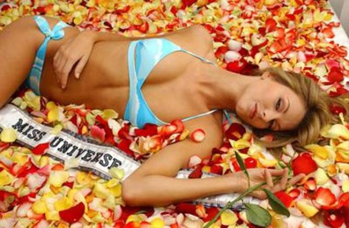 No te pierdas esta magnífica galería que te permitirá ser testigo de la evolución de los trajes de baño en el concurso de Miss Universo. Déjate sorprender y disfruta.