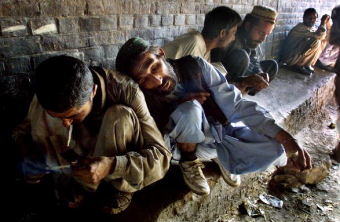 Una buena parte del tráfico (alrededor de 80 toneladas de opio) se queda en Pakistán. Los efectos negativos del tráfico en esta región a través de Pakistán son palpables. El país centroasiático posee una de las tasas de consumo crónico más alta de mundo.
