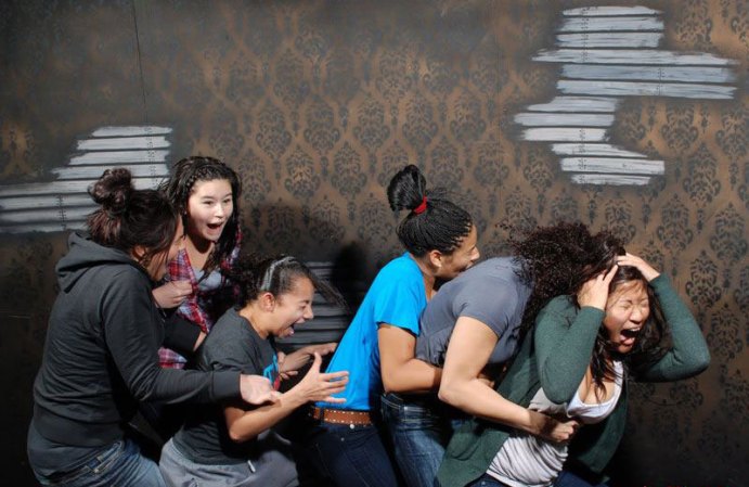 Fotos tomadas a quienes visitan la Casa del Horror Nightmares Fear Factory en Niagara Falls, Canadá, Lo que no se revela es la causa del espanto.