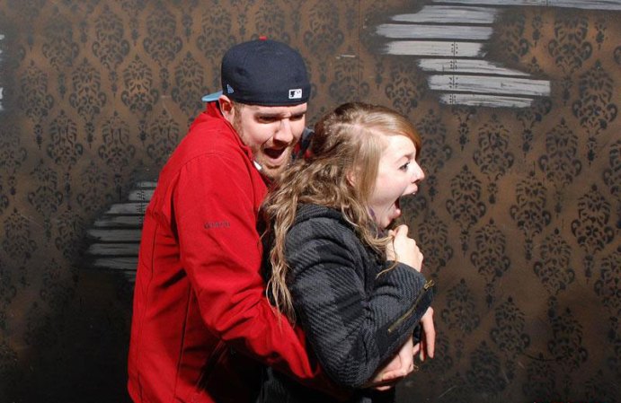 Fotos tomadas a quienes visitan la Casa del Horror Nightmares Fear Factory en Niagara Falls, Canadá, Lo que no se revela es la causa del espanto.