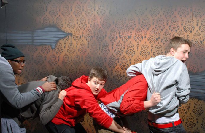 Fotos tomadas a quienes visitan la Casa del Horror Nightmares Fear Factory en Niagara Falls, Canadá, Lo que no se revela es la causa del espanto.