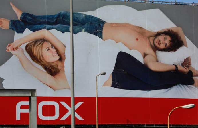 En el 2009 Bar estuvo involucrada en una ligera controversia al aparecer en un poster que los judíos ortodoxos de Israel consideraron demasiado atrevido. .