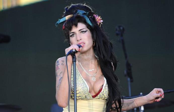 La cantante falledcida Amy Winehouse por lo visto le pedia a sus amantes que le azotaran el trasero.