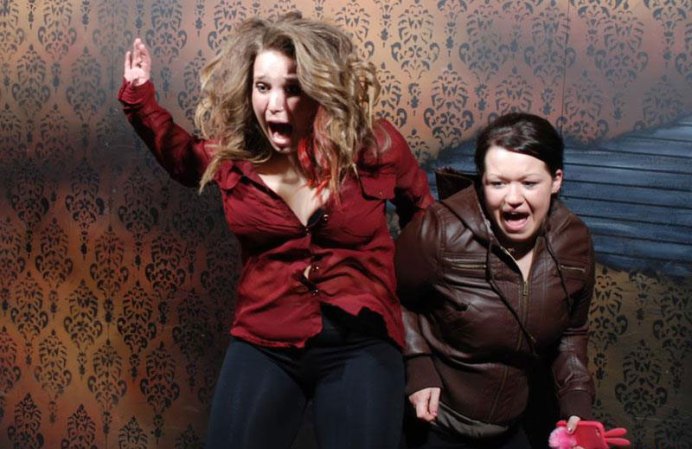 Fotos tomadas a quienes visitan la Casa del Horror Nightmares Fear Factory en Niagara Falls, Canadá, Lo que no se revela es la causa del espanto.