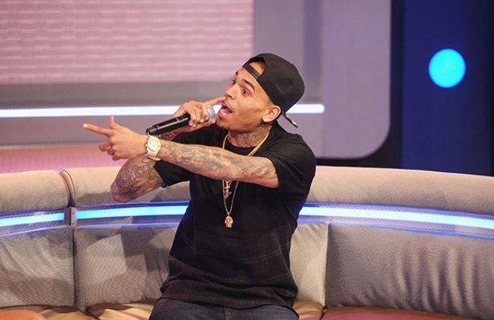 Chris Brown. Golpeador de mujeres y cantante. Este reincidente de la violencia doméstica tiene varios tatuajes, entre ellos calaveras, ninjas, estrellas.