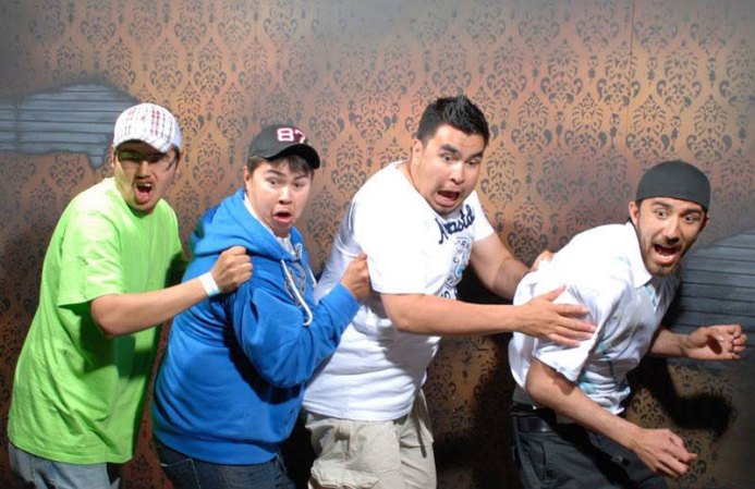 Fotos tomadas a quienes visitan la Casa del Horror Nightmares Fear Factory en Niagara Falls, Canadá, Lo que no se revela es la causa del espanto.