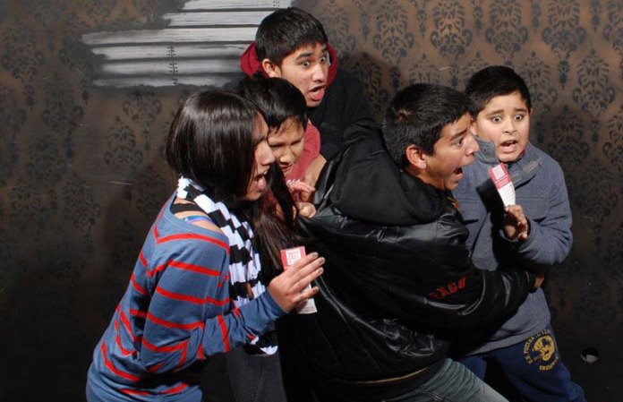 Fotos tomadas a quienes visitan la Casa del Horror Nightmares Fear Factory en Niagara Falls, Canadá, Lo que no se revela es la causa del espanto.