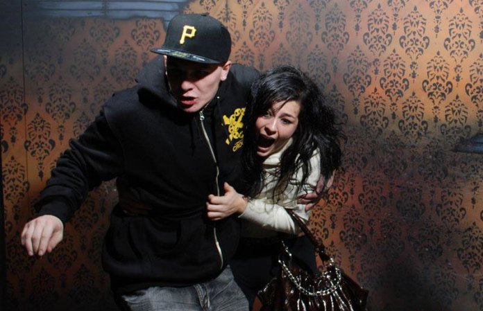 Fotos tomadas a quienes visitan la Casa del Horror Nightmares Fear Factory en Niagara Falls, Canadá, Lo que no se revela es la causa del espanto.