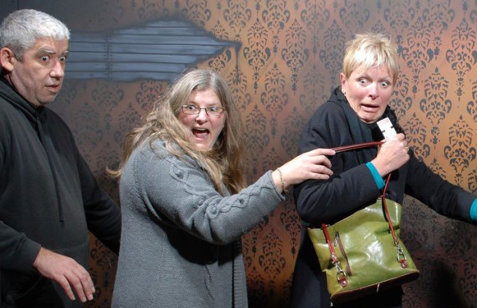 Fotos tomadas a quienes visitan la Casa del Horror Nightmares Fear Factory en Niagara Falls, Canadá, Lo que no se revela es la causa del espanto.
