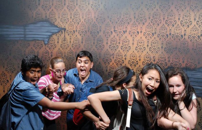 Fotos tomadas a quienes visitan la Casa del Horror Nightmares Fear Factory en Niagara Falls, Canadá, Lo que no se revela es la causa del espanto.
