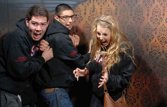 Fotos tomadas a quienes visitan la Casa del Horror Nightmares Fear Factory en Niagara Falls, Canadá, Lo que no se revela es la causa del espanto.