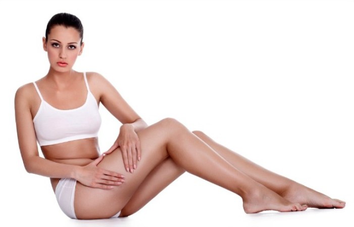 Sin embargo, seamos honestas. La celulitis no sólo afecta a las mujeres mayores o pasadas de peso. Aun las supermodelos batallan cotidianamente para evitar esta condición dermatológica, y eso que son muy delgadas, comen bien y tienen un séquito de ayudantes.