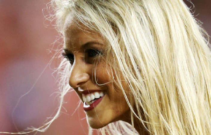 Las porristas de la NFL y del "football" universitario asombran con su belleza y su energía.