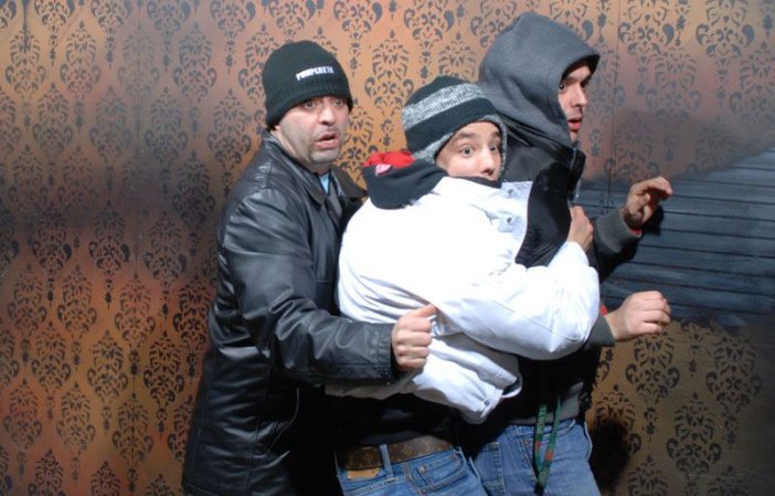 Fotos tomadas a quienes visitan la Casa del Horror Nightmares Fear Factory en Niagara Falls, Canadá, Lo que no se revela es la causa del espanto.