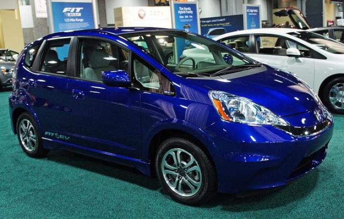 Honda Fit: Tiene un diseño y una ingeniería muy inteligentes, con mucho espacio para pasajeros y carga, de modo que tu hijo tendrá todo el espacio necesario para cargar lo que lleva a la universidad. Bajo el capó, un pequeño motor de 4 cilindros y 1.5 litros entrega solo 117 caballos.