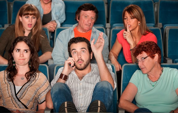 Dejar el celular encendido en el cine, por favor evítalo al máximo, es una gran falta de respeto a las otras personas que al igual que tú pagaron por un boleto.