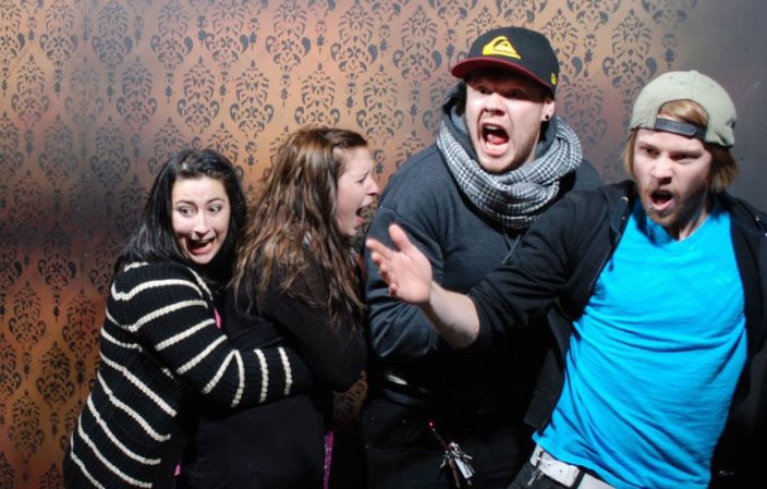 Fotos tomadas a quienes visitan la Casa del Horror Nightmares Fear Factory en Niagara Falls, Canadá, Lo que no se revela es la causa del espanto.