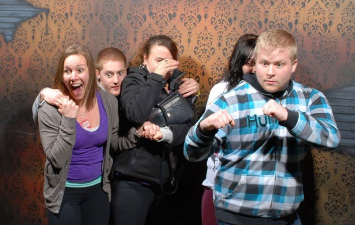 Fotos tomadas a quienes visitan la Casa del Horror Nightmares Fear Factory en Niagara Falls, Canadá, Lo que no se revela es la causa del espanto.