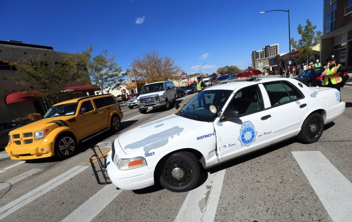 La Policía de Denver cerró carreteras en preparación para el evento, en la Universidad de Denver.