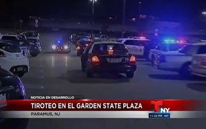Algunos clientes asustados tuitearon que fueron escoltados por policías estatales armados. Una mujer escribió que salió corriendo del centro comercial "gritando".