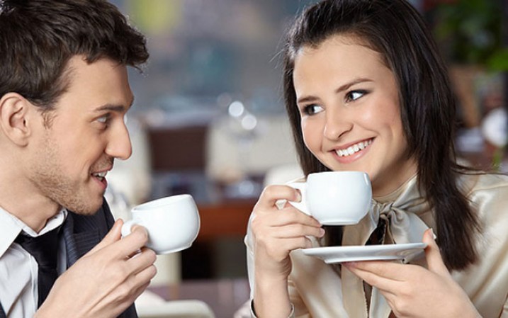 A más café, menos suicidios. Tomar entre dos y tres tazas de café al día puede reducir el riesgo en un 50%, según un estudio de la Escuela de Salud Pública de Harvard. El café es antidepresivo porque influye la producción de neurotransmisores como la dopamina.