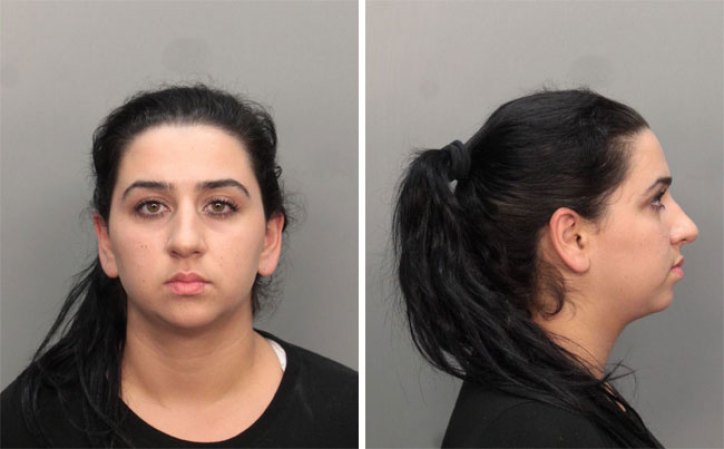 Raquel Lilley fue arrestada el 12/20/12 acusada de: <br /> GRAND THEFT 3RD DEGREE