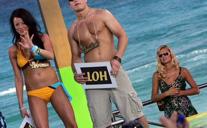 Paris Hilton en el escenario.