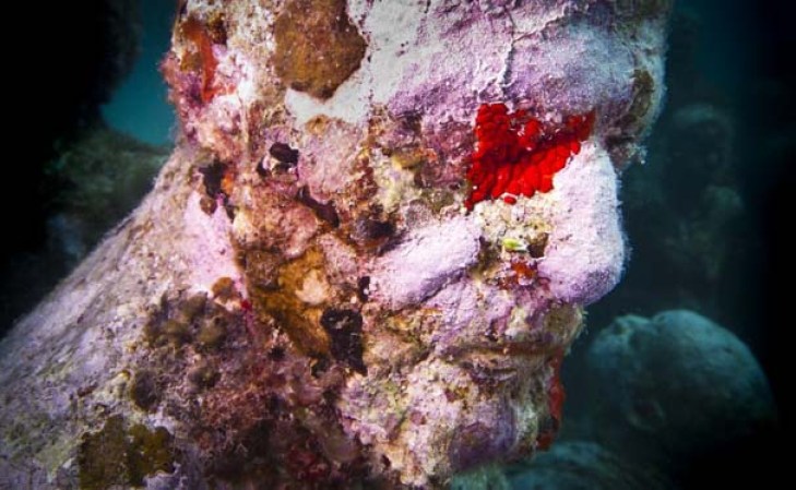 El Museo Subacuático de Arte de Cancún es una hermosa y ecológica exposición submarina compuesta por más de 500 esculturas hechas con un cemento ecológico.